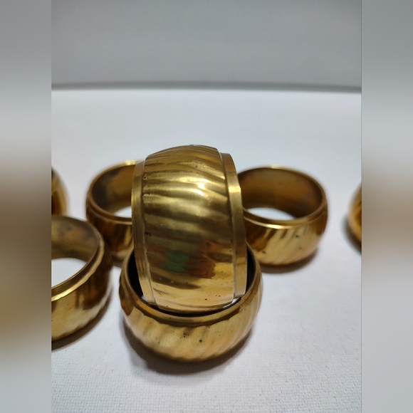 Brass ribbed napkin rings - Picture 8 of 10